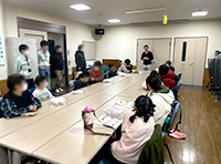 親子見学でつみとり体験をするお客様の画像